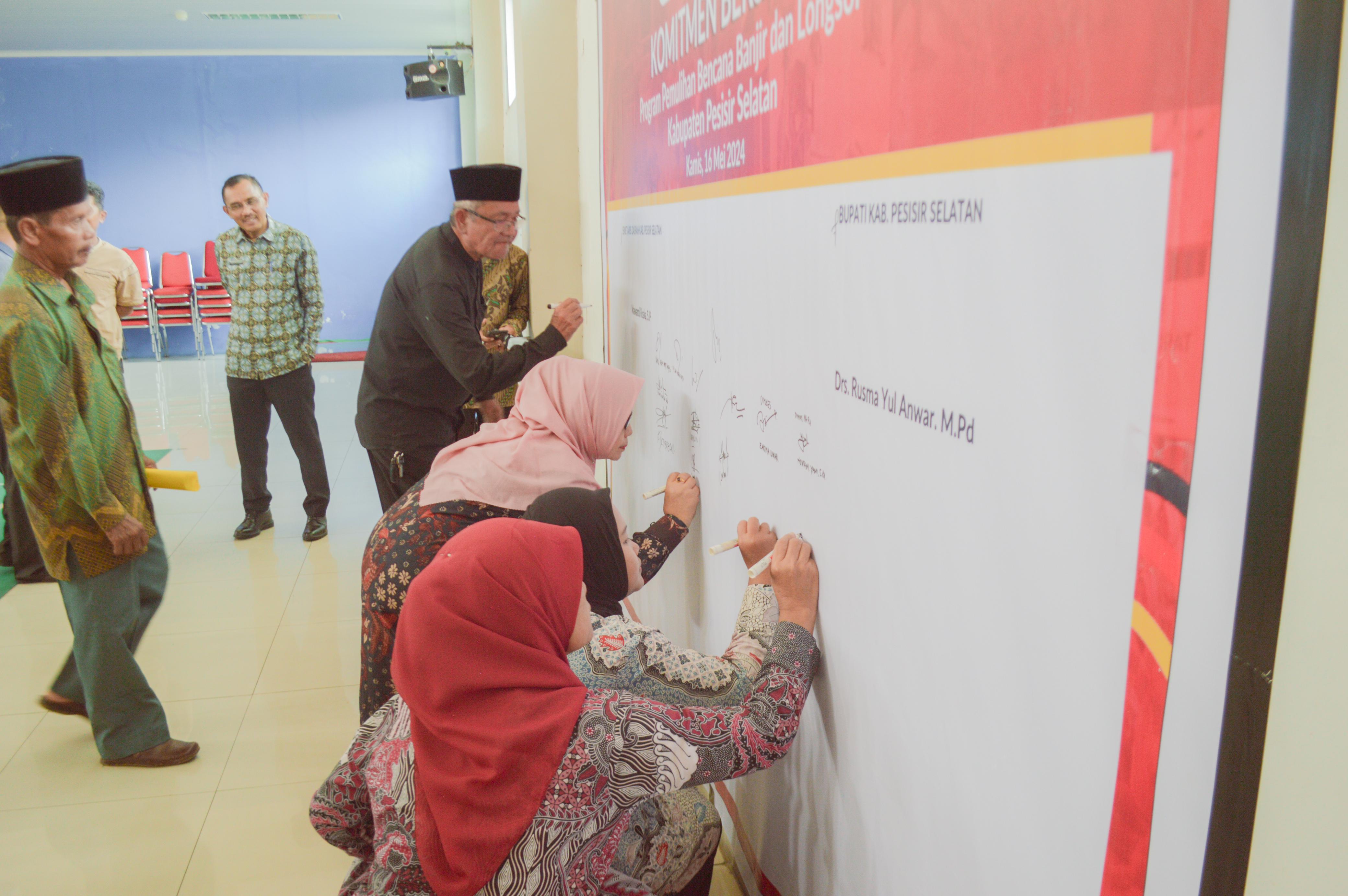 Komitmen Bersama Program Pemulihan Setelah Banjir dan Longsor di Kabupaten Pesisir Selatan