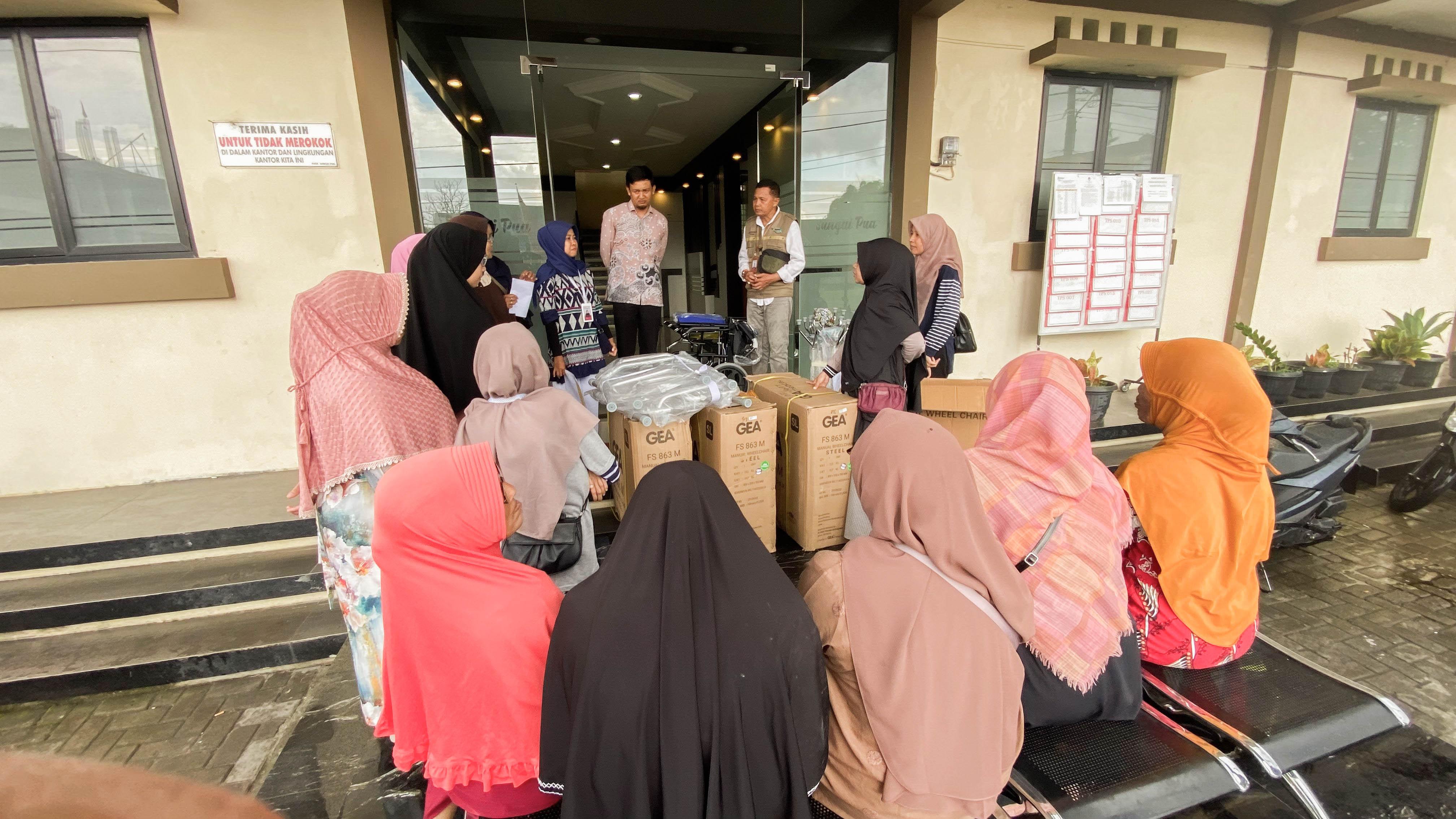 Distribusi Alat Bantu Disabilitas di Daerah Bencana Banjir Lahar Dingin Kabupaten Agam